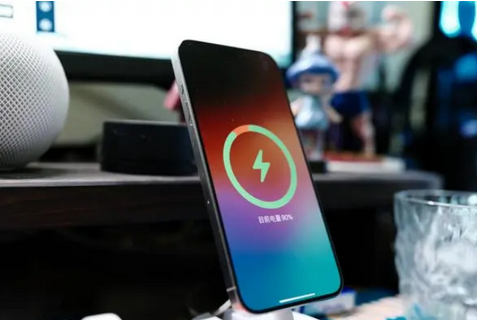 晋江苹果15换屏服务分享用什么充电器给iPhone15充电更好 